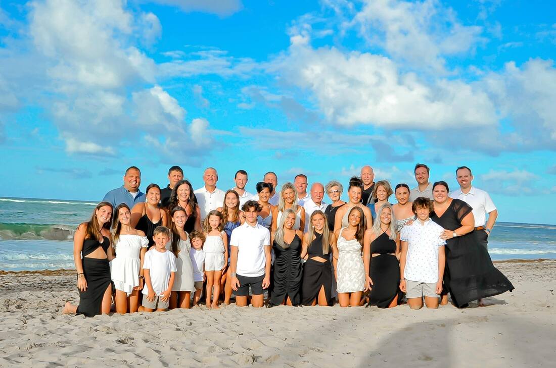big family picture on the beach 