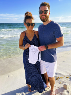 baby reveal on the beach 