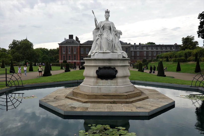 Queen Victoria Statue in Kensington Gardens